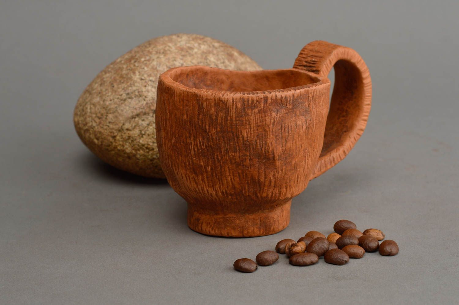 Ungewöhnliche keramische braune Tasse aus Ton mit Henkel handgetöpfert foto 1