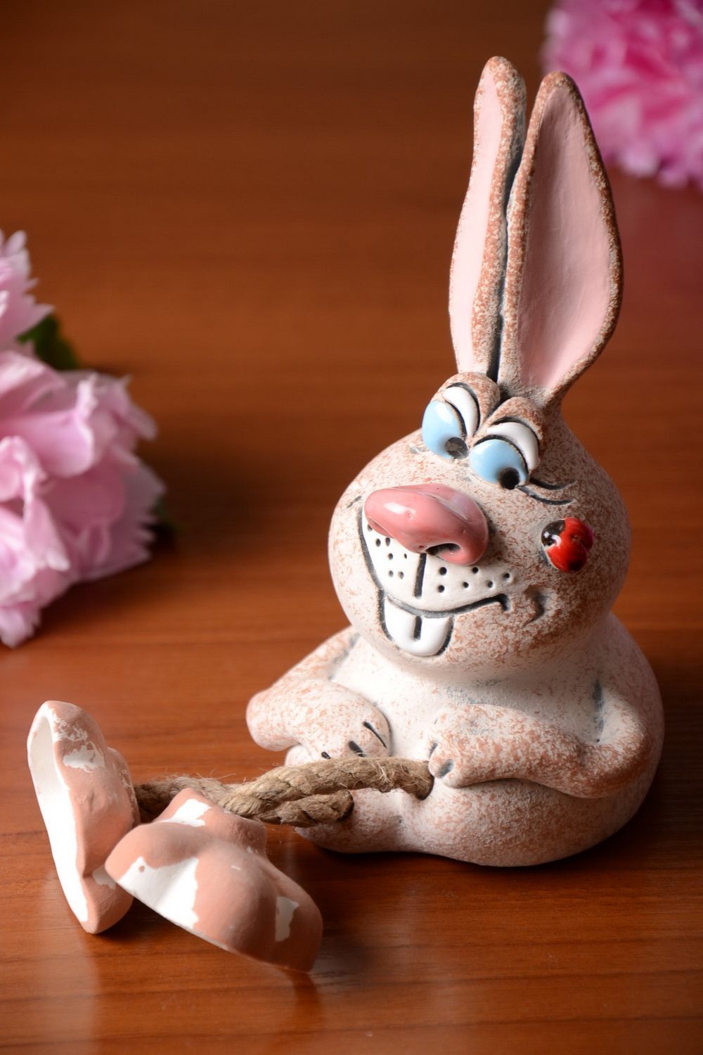 Alcancía decorada de semiporcelena pintada con pigmentos artesanal conejo foto 1