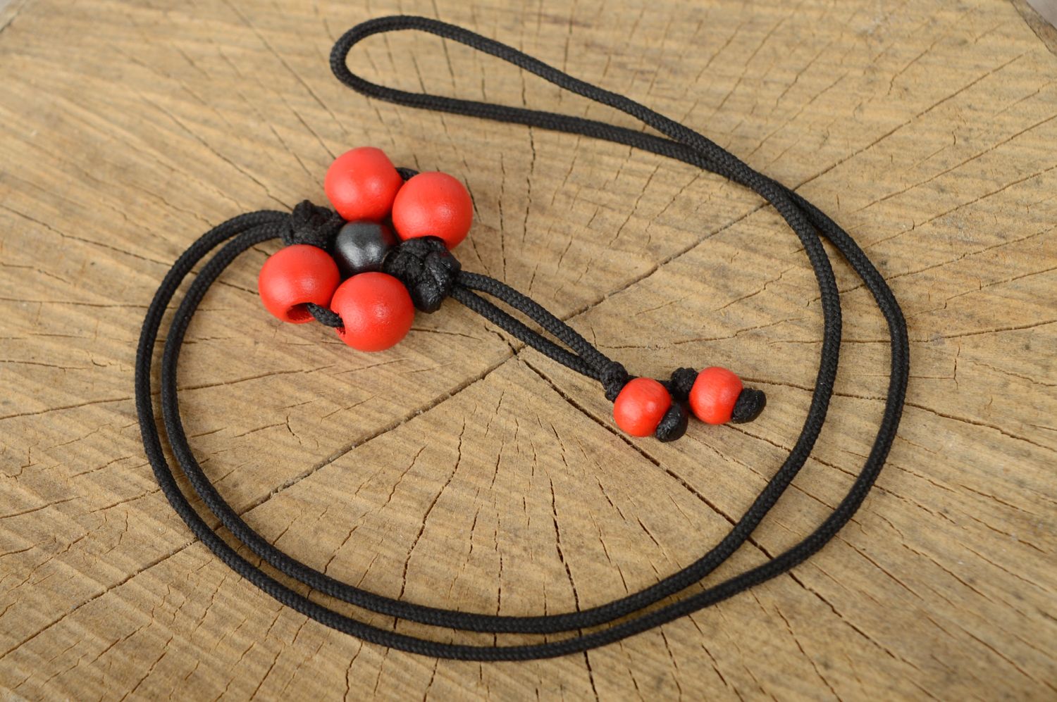 Cravate bolo en macramé originale noire avec perles rouges en bois faite main photo 1