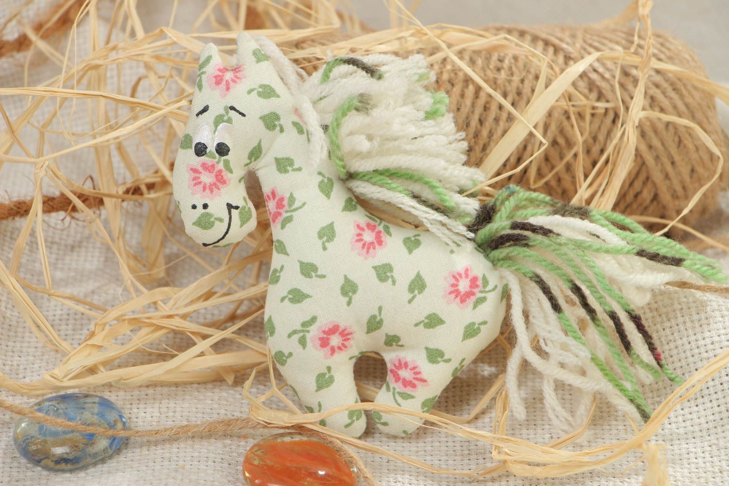 Imán decorativo artesanal de tela de algodón para la nevera con forma de caballo foto 1