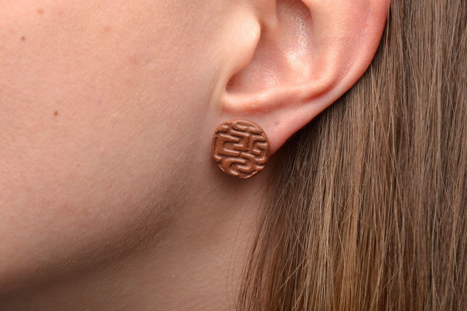 Boucles d'oreilles artisanales clous avec ornement photo 5