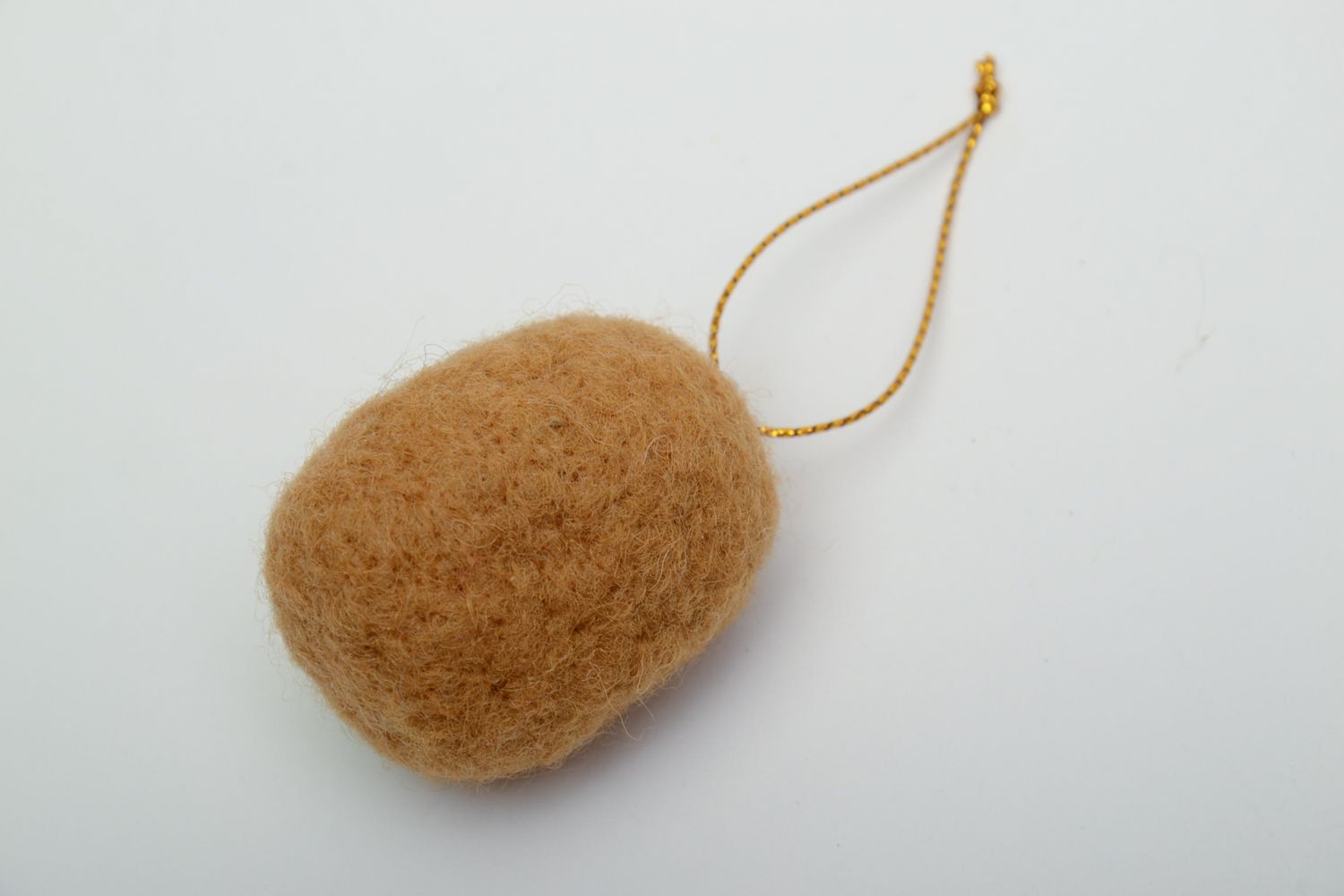 Jouet poussin en laine feutrée fait main petit ovale avec une cordelette photo 4