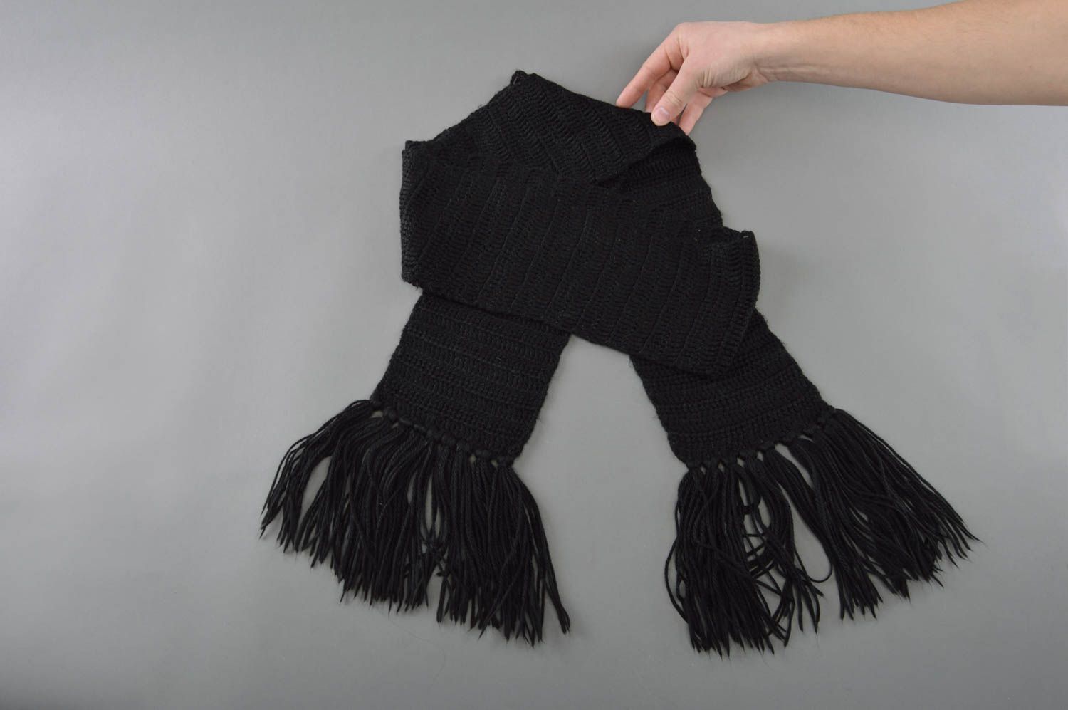 Шерстяной длинный шарф с кисточками ручной работы темный темлый унисекс фото 4
