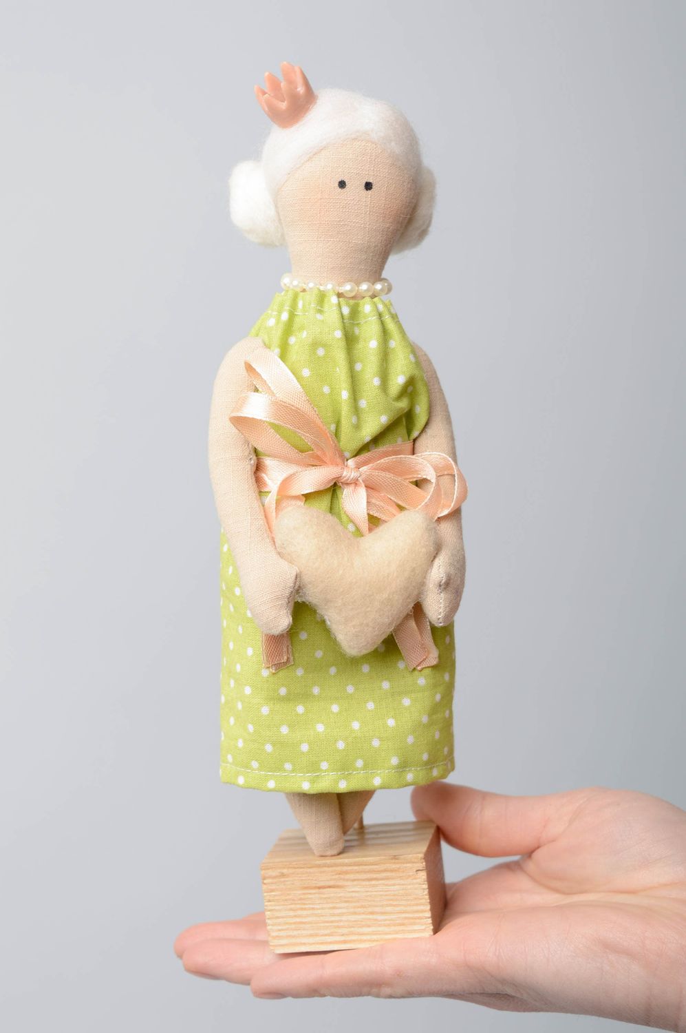 Тканевая кукла дизайнерская на подставке Принцесса фото 3