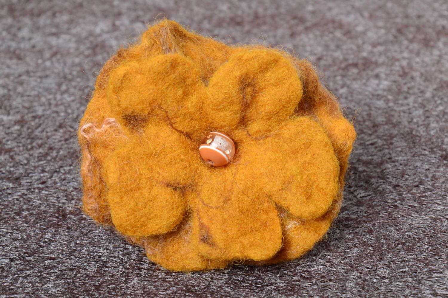 Broche fleur Bijou fantaisie fait main en laine Accessoire femme jaune moutarde photo 1