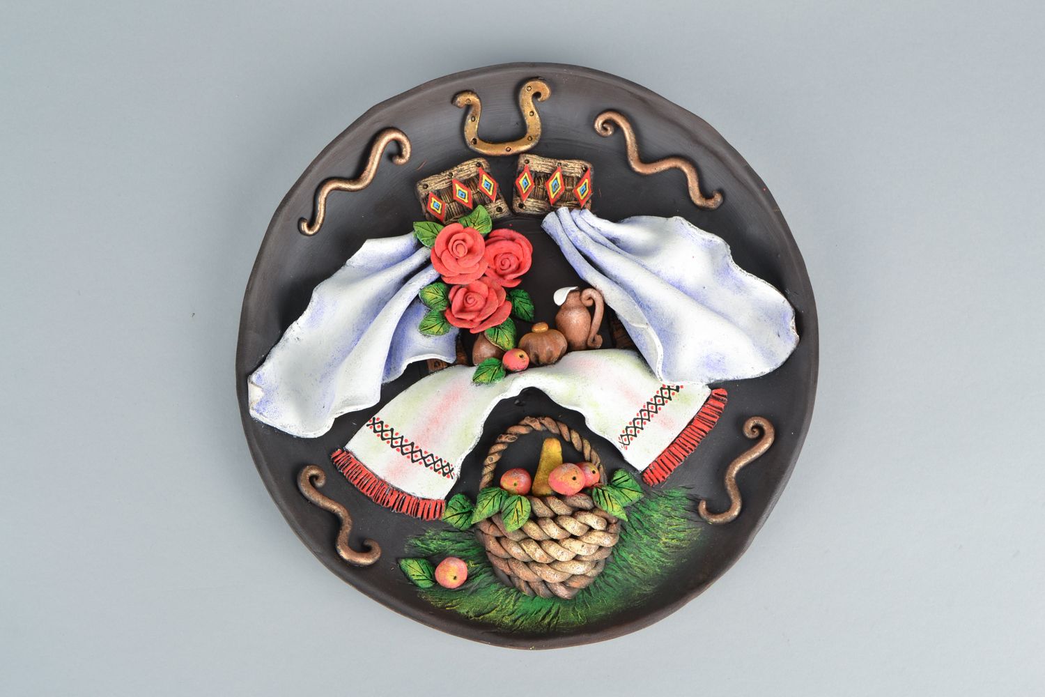 Assiette décorative murale ronde céramique en relief faite main photo 1