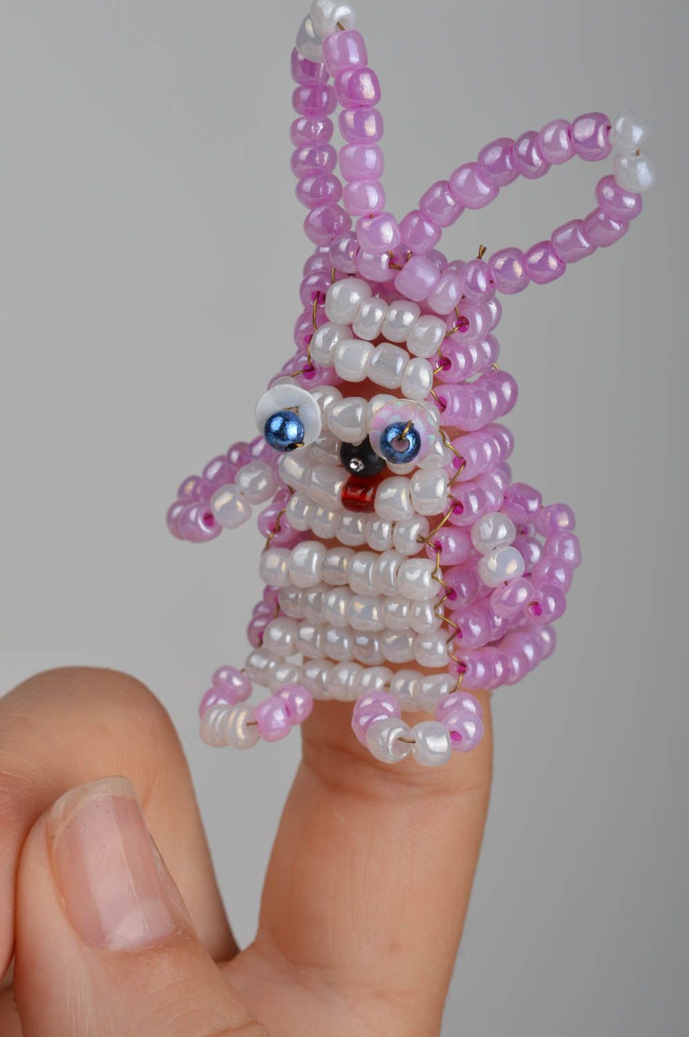 Пальчиковая игрушка заяц сиреневый забавный из китайского бисера ручной работы фото 5