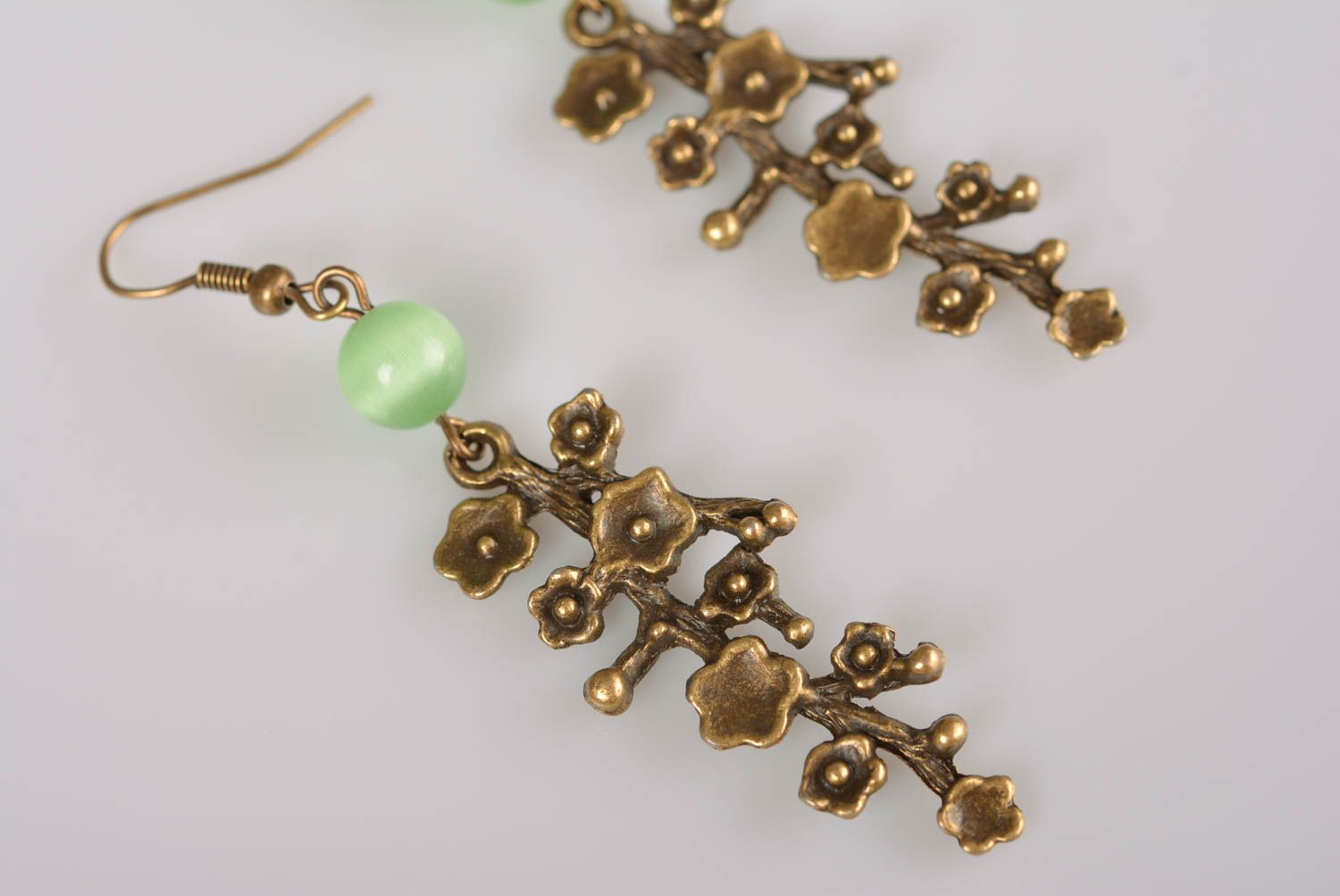 Boucles d'oreilles en métal avec perles en pierre pendantes faites main fleurs photo 4