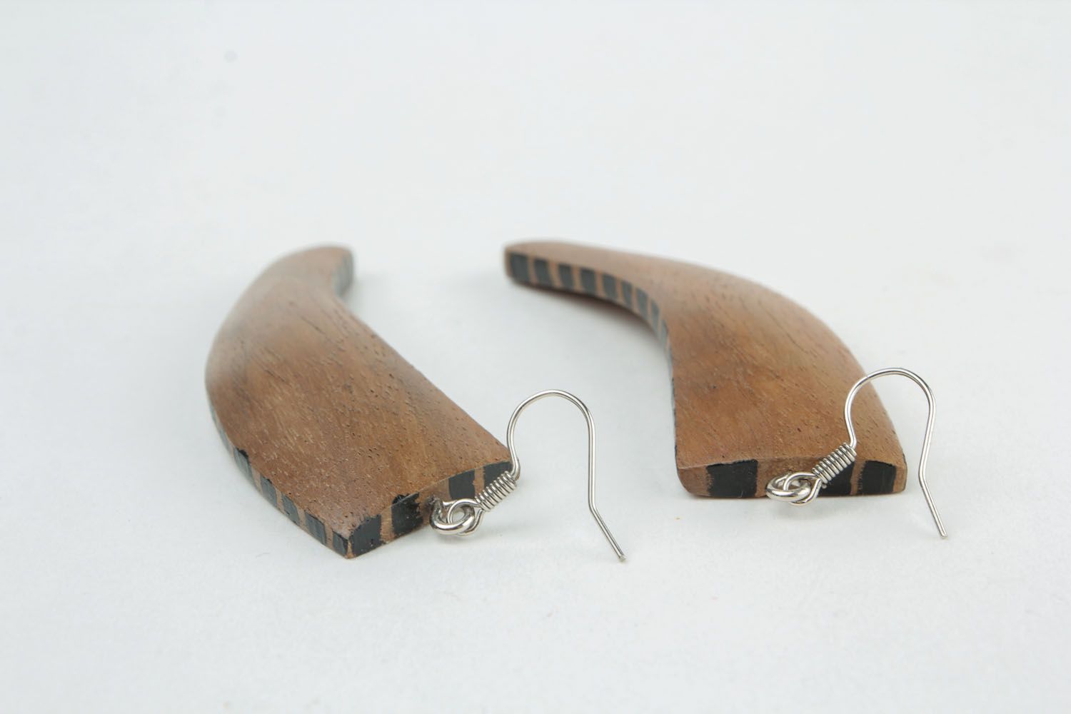 Boucles d'oreilles artisanales en bois naturel photo 3