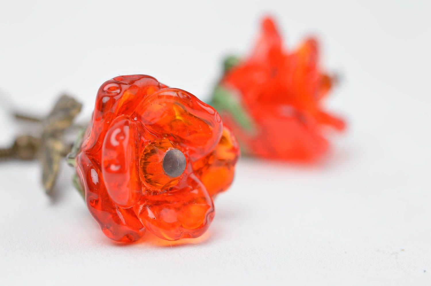 Boucles d'oreilles pendantes Bijou fait main en verre Cadeau femme fleurs rouges photo 3
