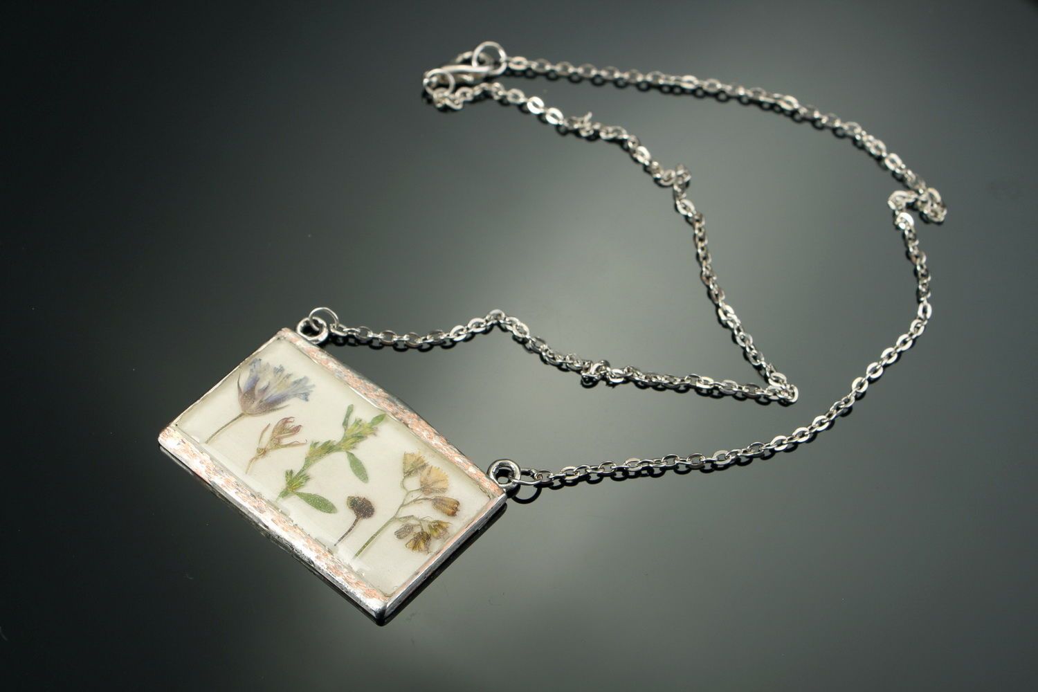 Necklace made of flowers, coated with epoxy resin photo 1