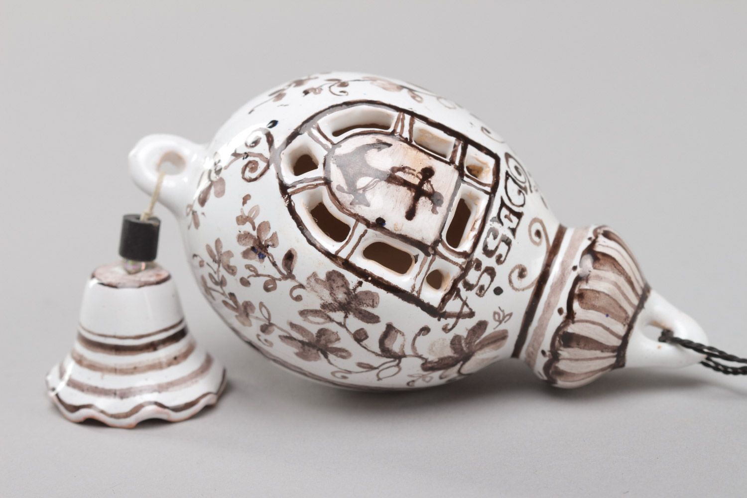 Декоративное яйцо керамическое с колокольчиком на шнурке подвеска хенд мэйд фото 3