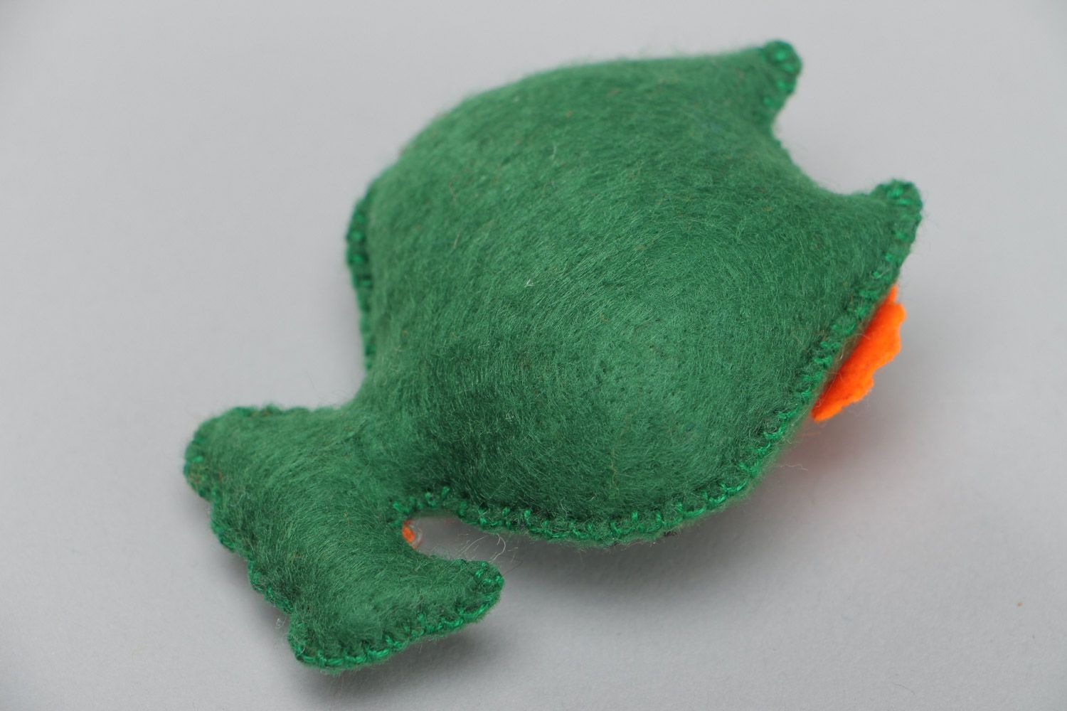 Игрушка ручной работы из фетра маленький котик зеленого цвета для декора дома фото 3