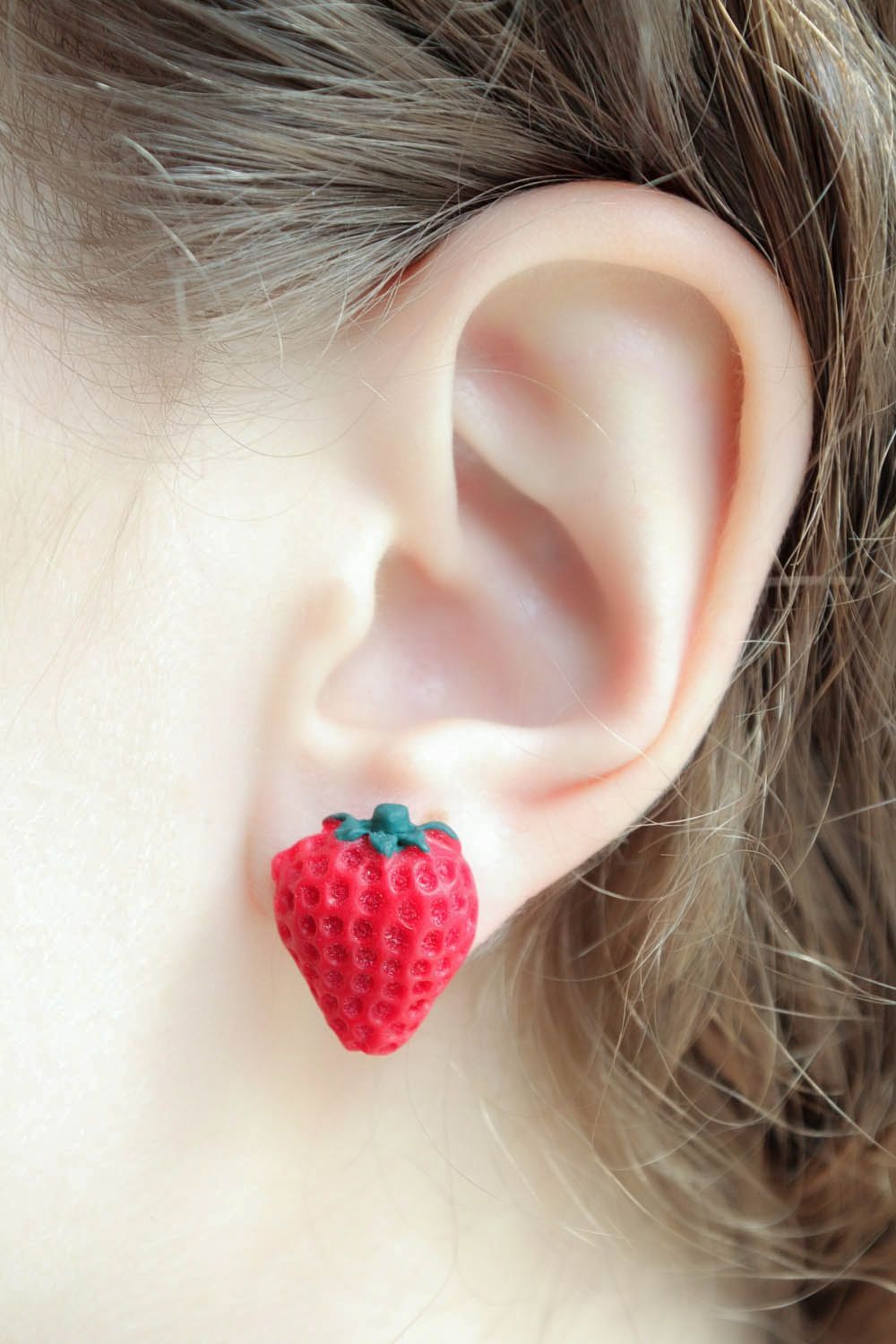Ohrringe mit Erdbeeren aus Polymerton foto 1