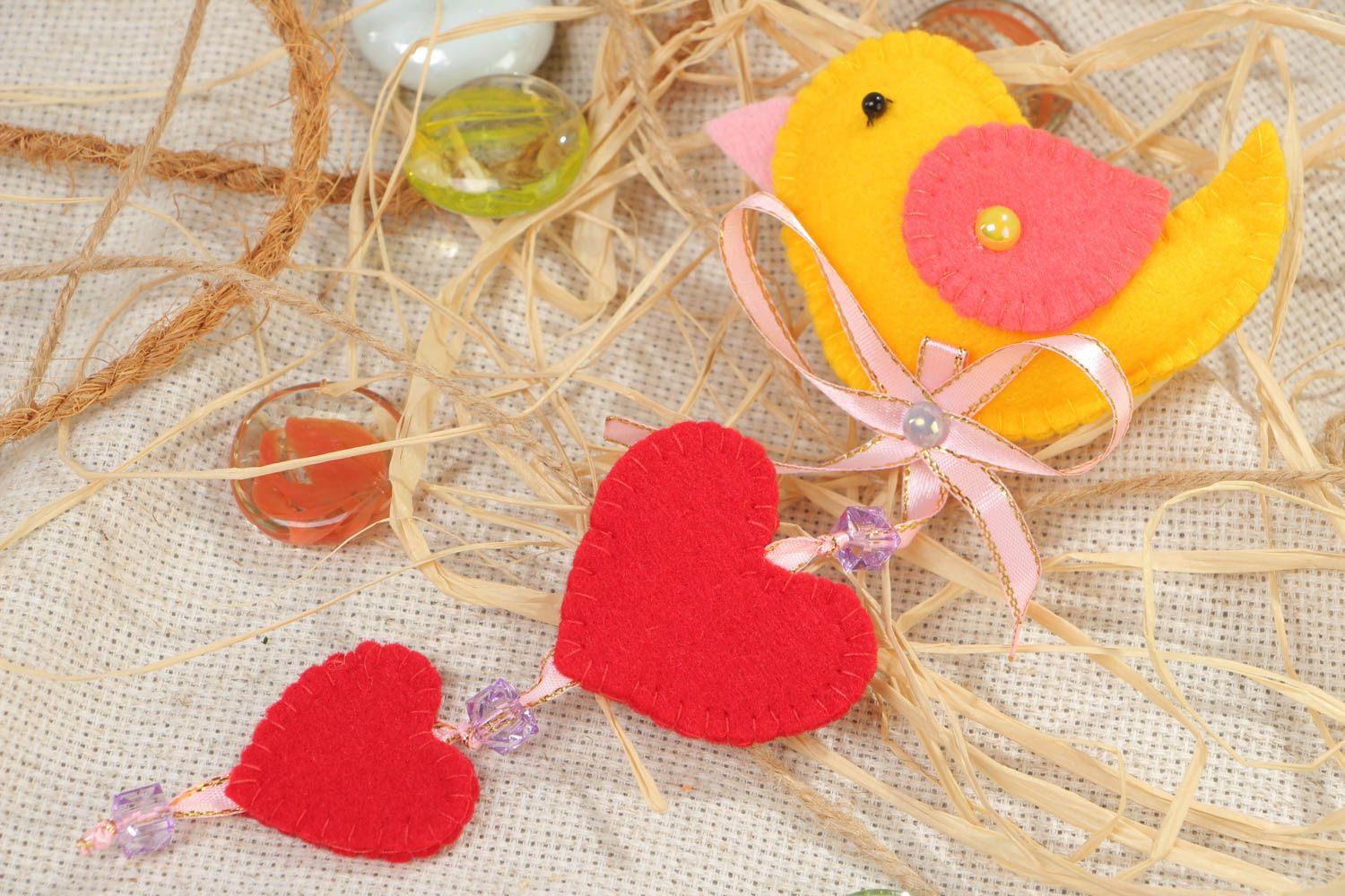 Imán decorativo artesanal de fieltro con forma de pájaro con corazones foto 1