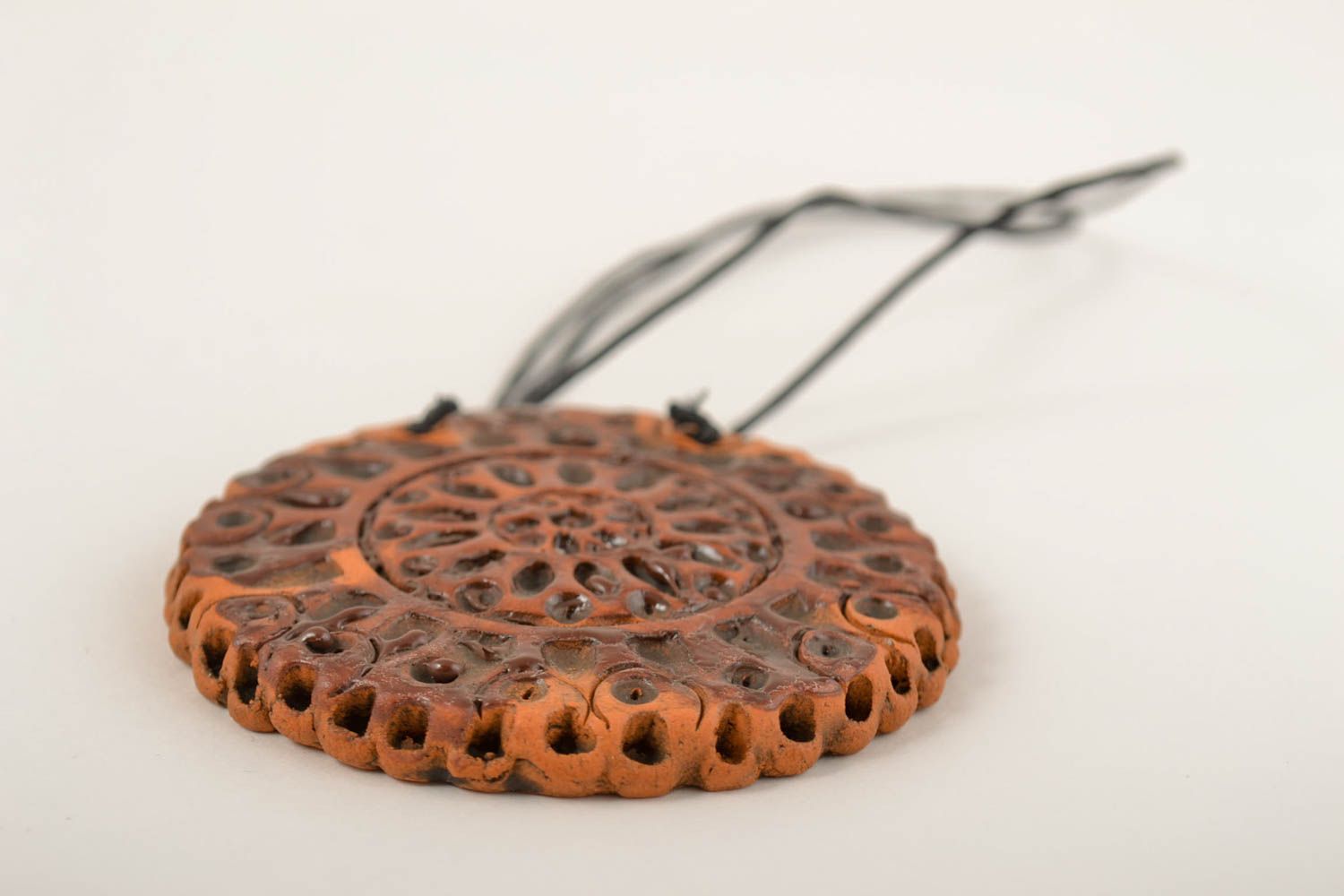 Кулон ручной работы керамическое украшение круглое красивое украшение на шею фото 3
