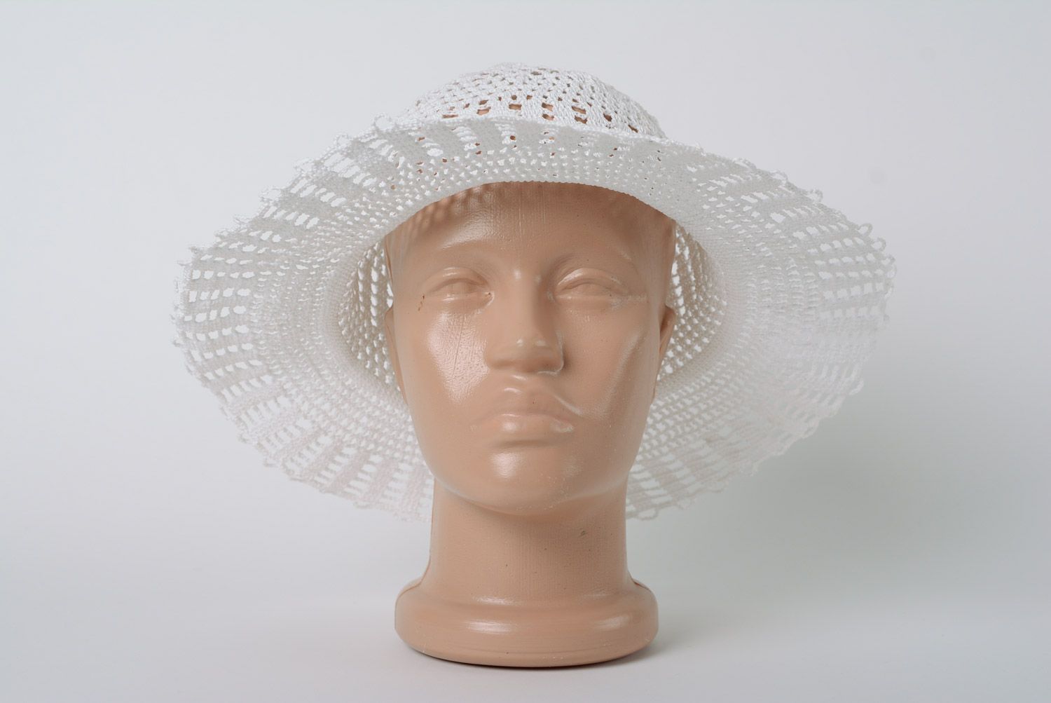 Wunderbarer weißer durchbrochener handgemachter Hut aus Stoff und Baumwollfäden  foto 5