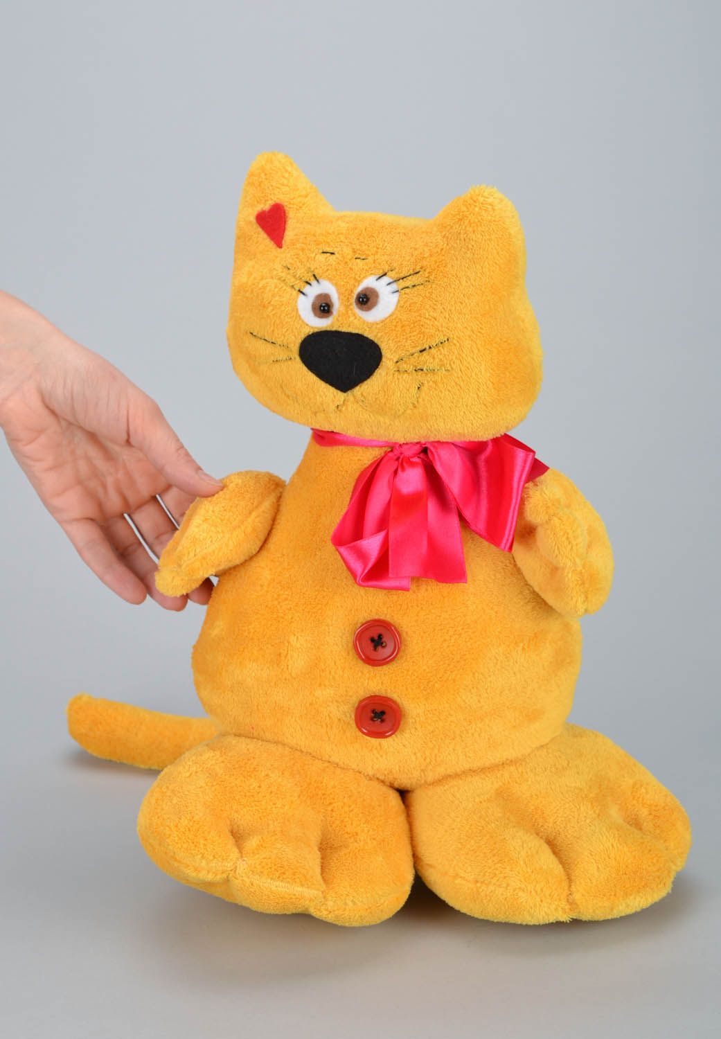 Muñeco de trapo en forma de un gato amarillo grande foto 1