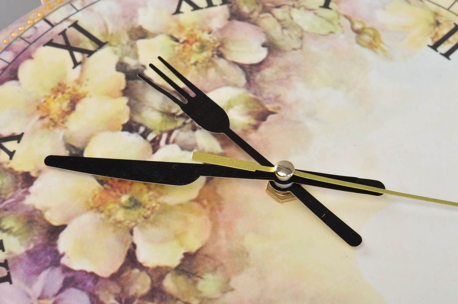 Horloge murale théière de contreplaqué en serviettage faite main motif floral photo 2
