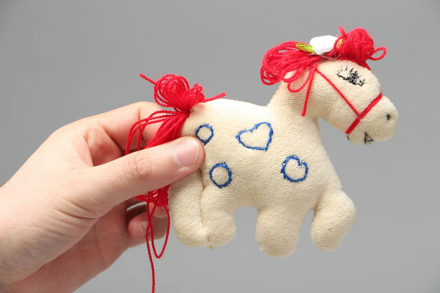 Jouet décoratif en tissu fait main original pour enfant en forme de petit cheval photo 4