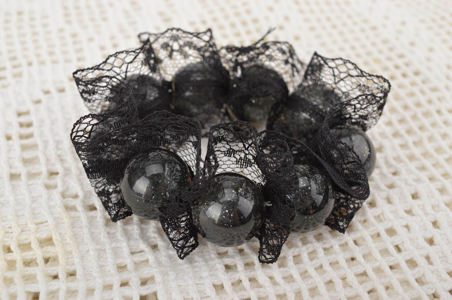 Bracelet fantaisie noir Bijou fait main perles dentelle Accessoire femme photo 1