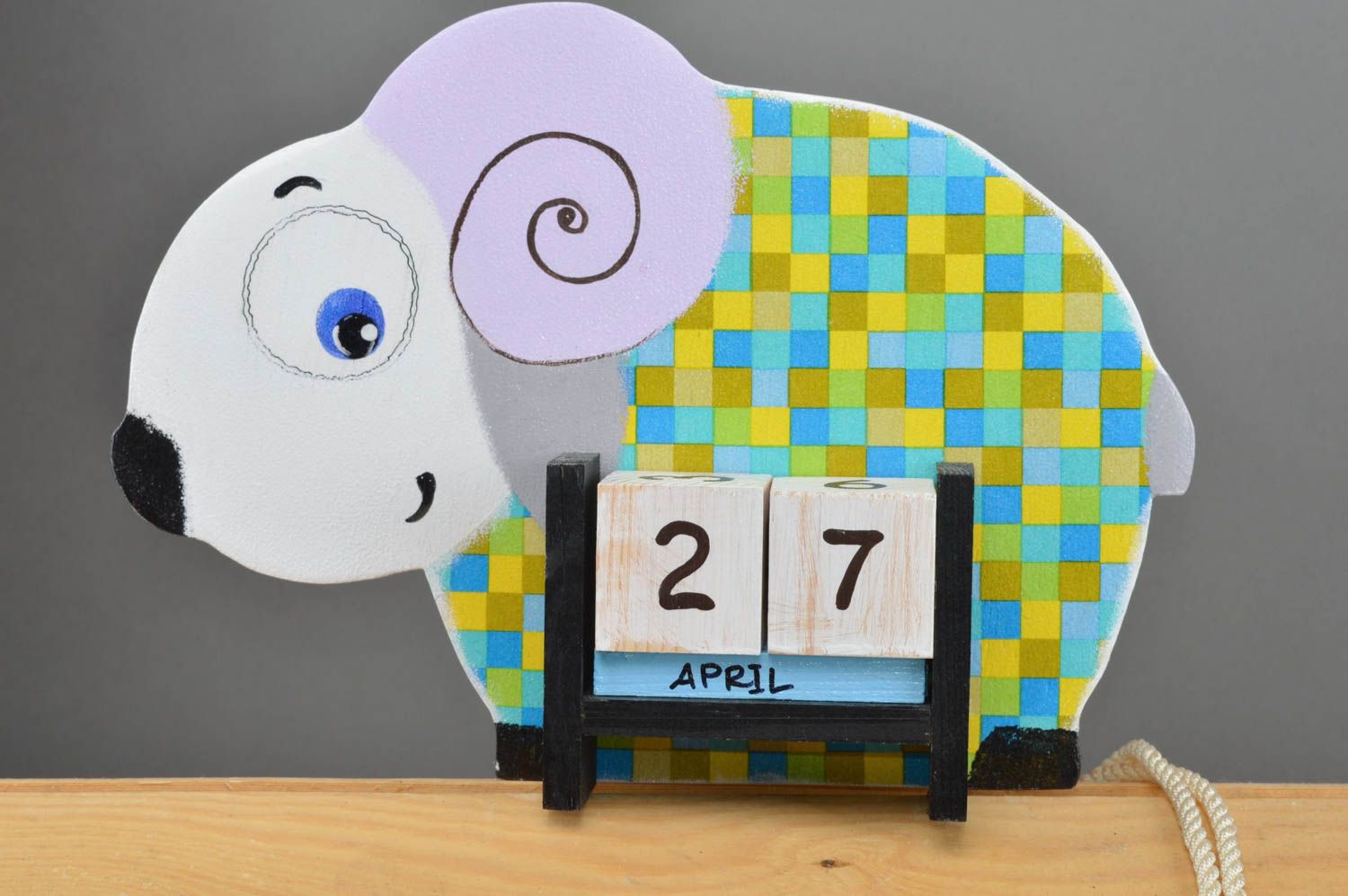 Calendrier perpétuel avec cubes en bois fait main pour enfant mouton à carreaux photo 2