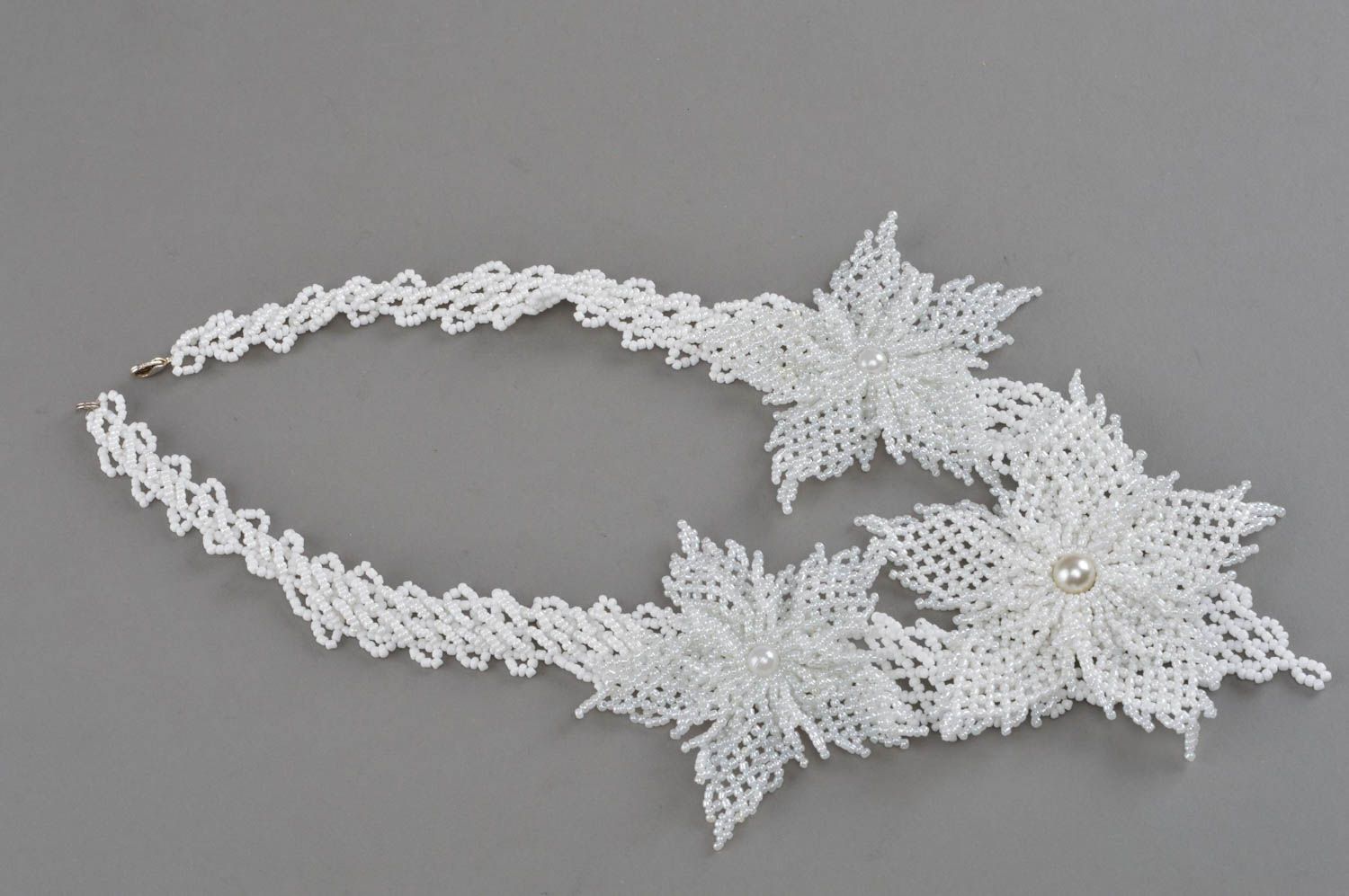 Ожерелье из бисера белое с бусинами цветами красивое необычное ручной работы фото 3