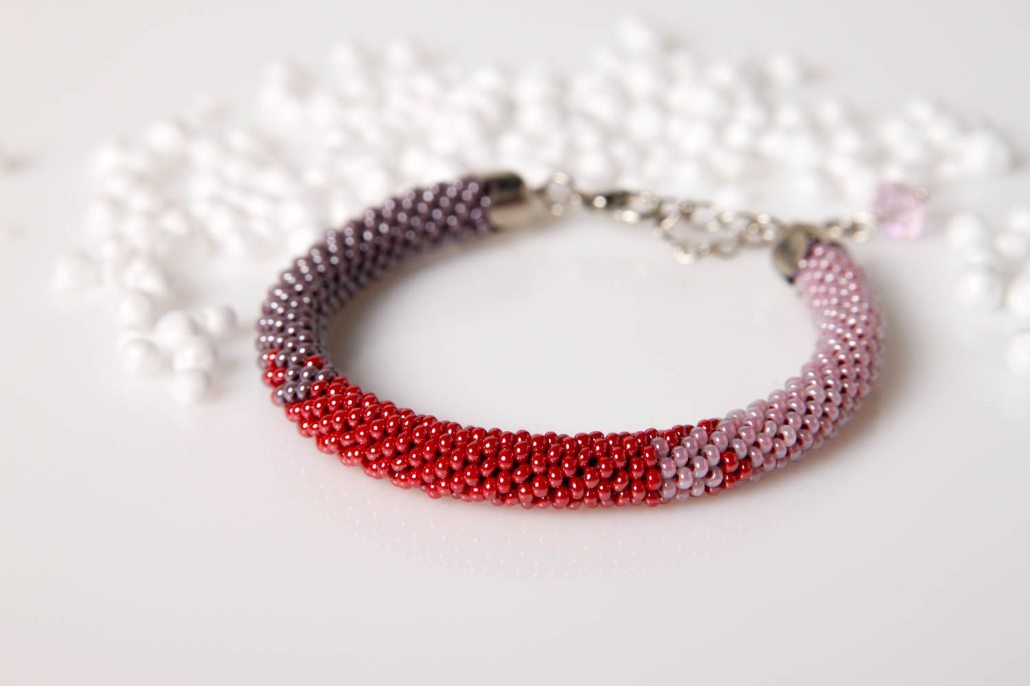 Grau rotes Glasperlen Armband handmade Designer Schmuck Frauen Accessoire eng foto 1