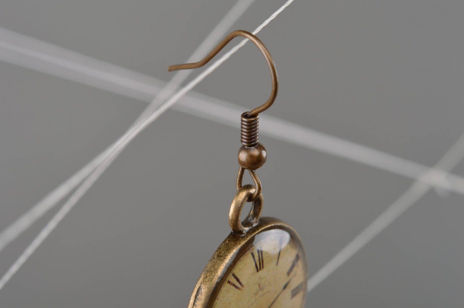 Vintage handgemachte Ohrringe aus Epoxidharz in Decoupage Technik Uhren schön foto 3