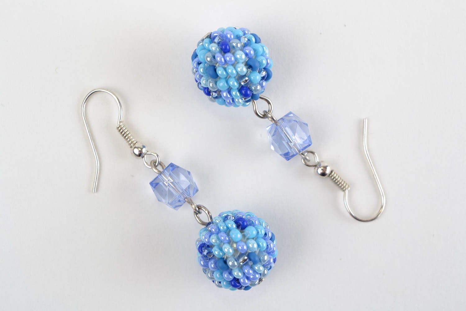 Orecchini di perline fatti a mano rotondi accessorio originale azzurro da donna foto 3