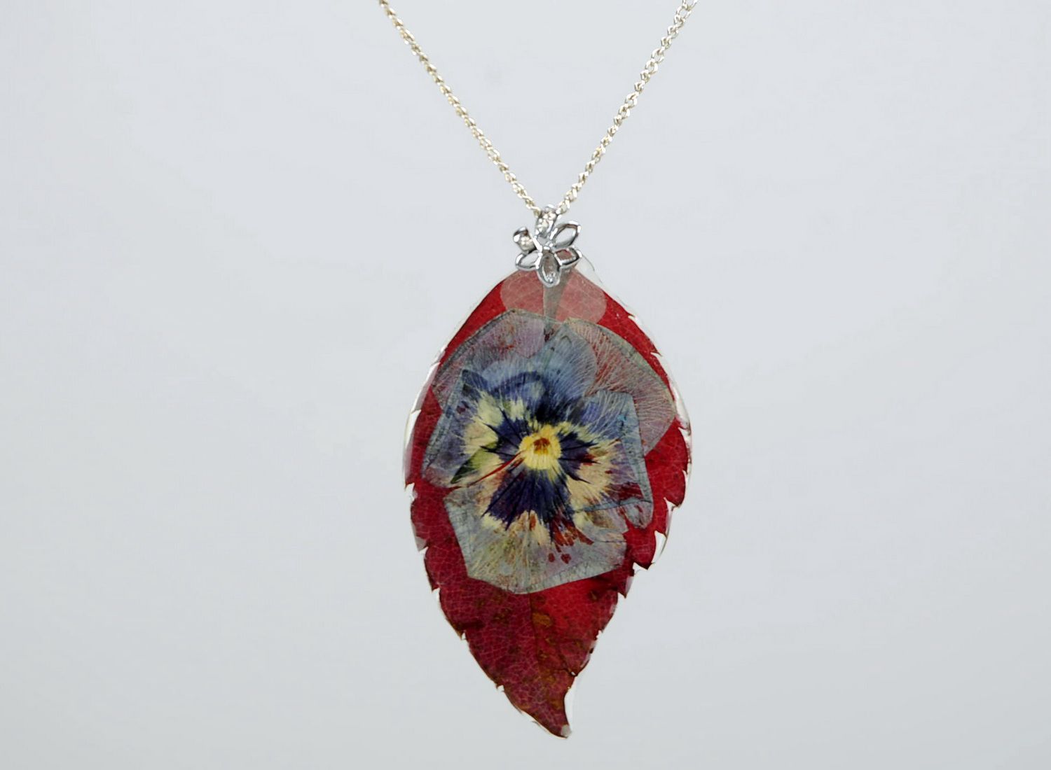Pendant covered with epoxy Leaf of wild grape and pansies photo 2