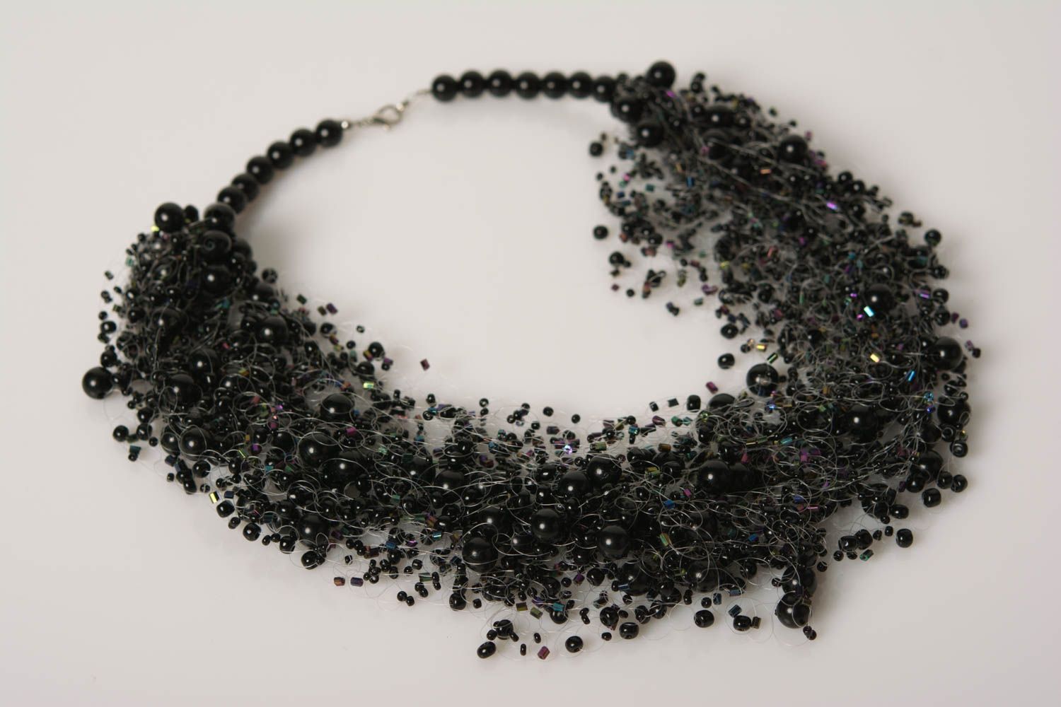 Collier en perles de rocaille léger avec perles fantaisie noires fait main photo 1