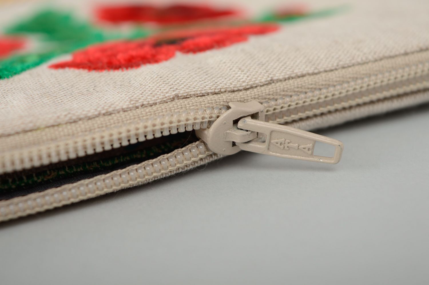 Клатч из льна ручной работы с вышивкой и аппликацией Маки фото 3