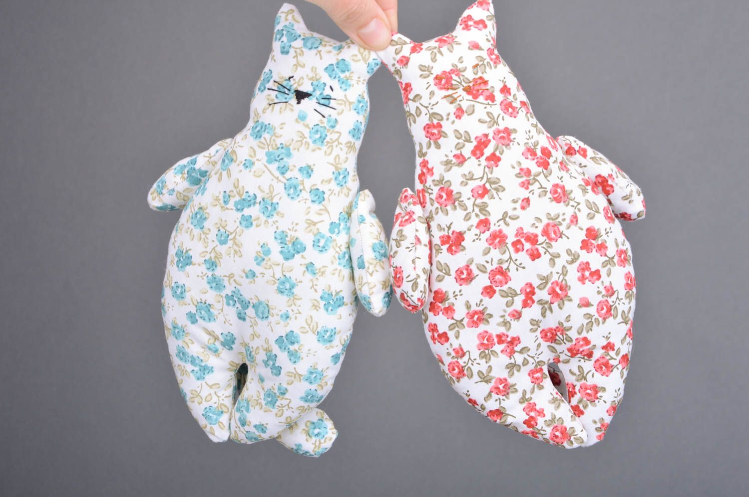 Набор тканевых игрушек котики 2 штуки из хлопка ручной работы цветочные фото 3