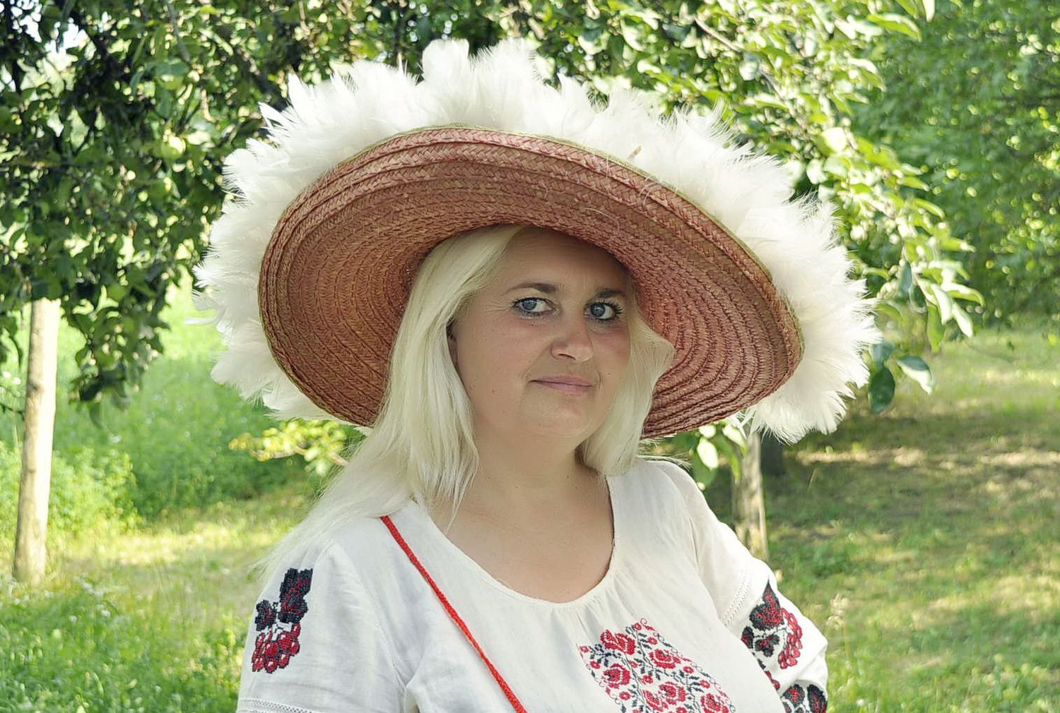 Chapéu feminino com penas foto 5
