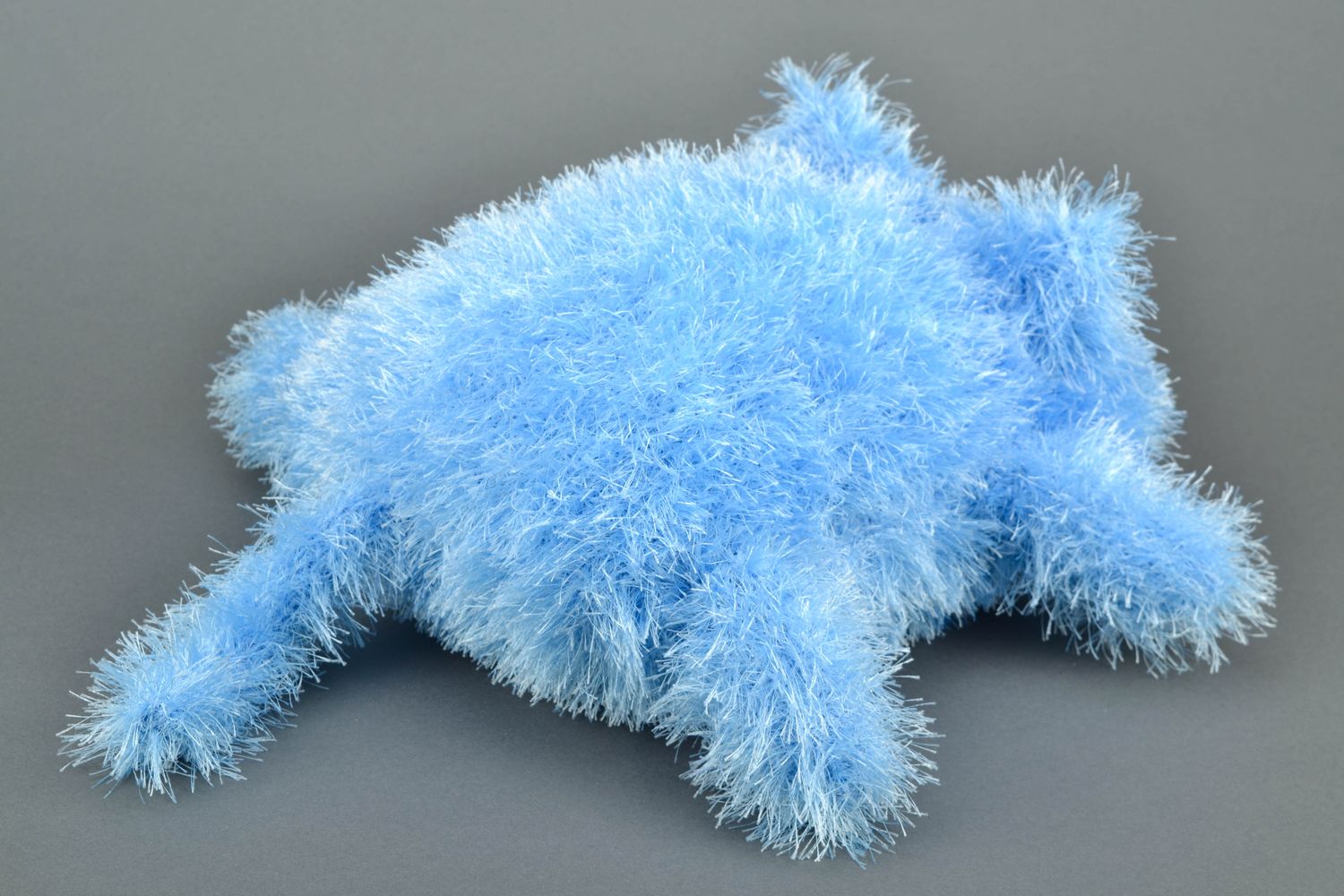 Вязаная игрушка-подушка кот голубого цвета фото 4