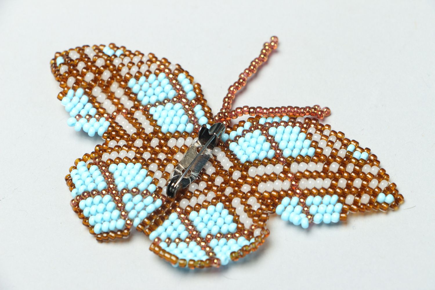 Дизайнерская брошь из бисера в виде бабочки фото 3