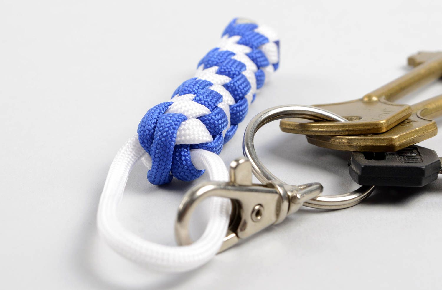 Porte-clés paracorde Porte-clés fait main bleu-blanc tressé Accessoire original photo 4