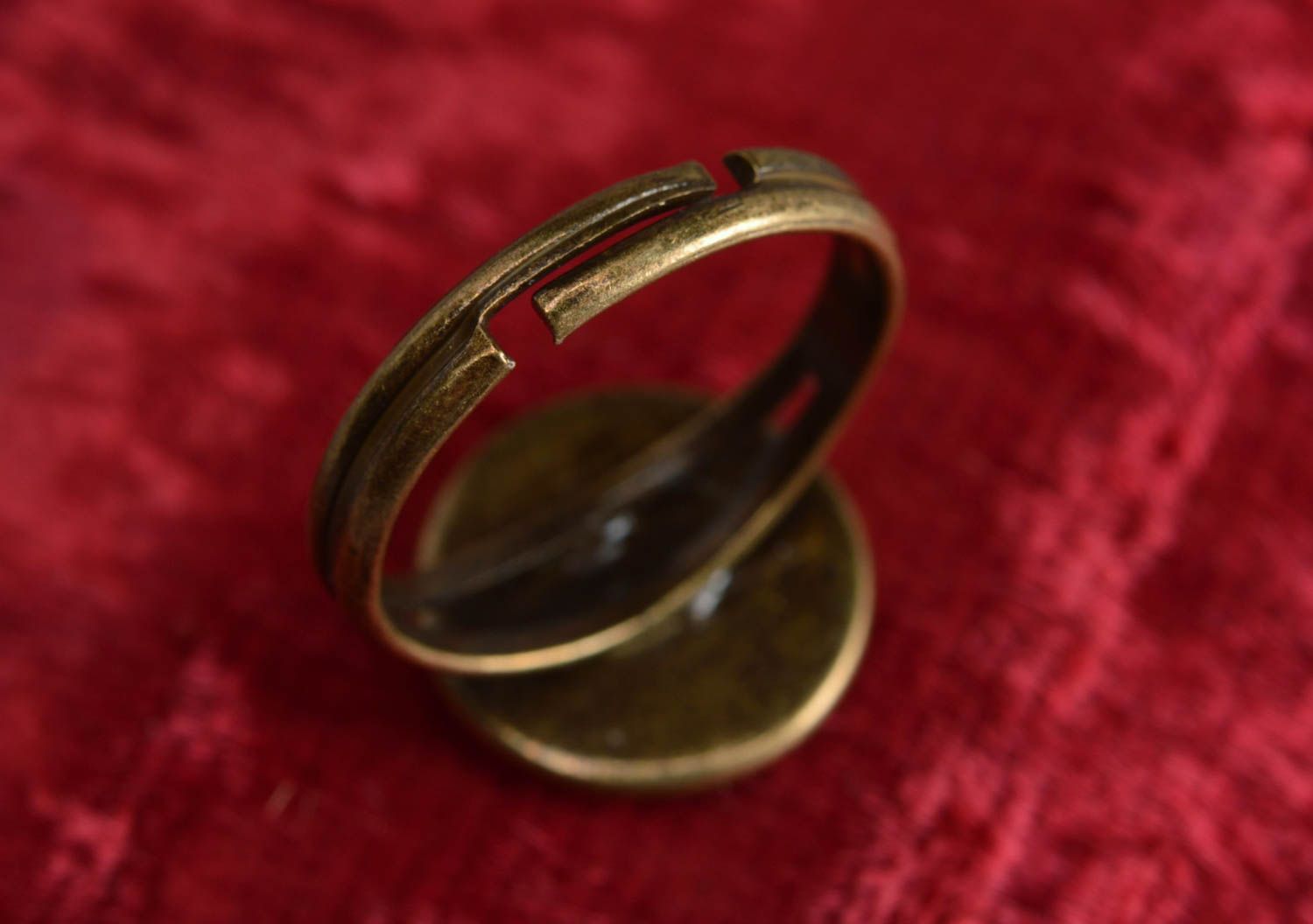 Künstlerischer handgemachter schöner Decoupage Ring mit Epoxidharz lösbar grell  foto 2