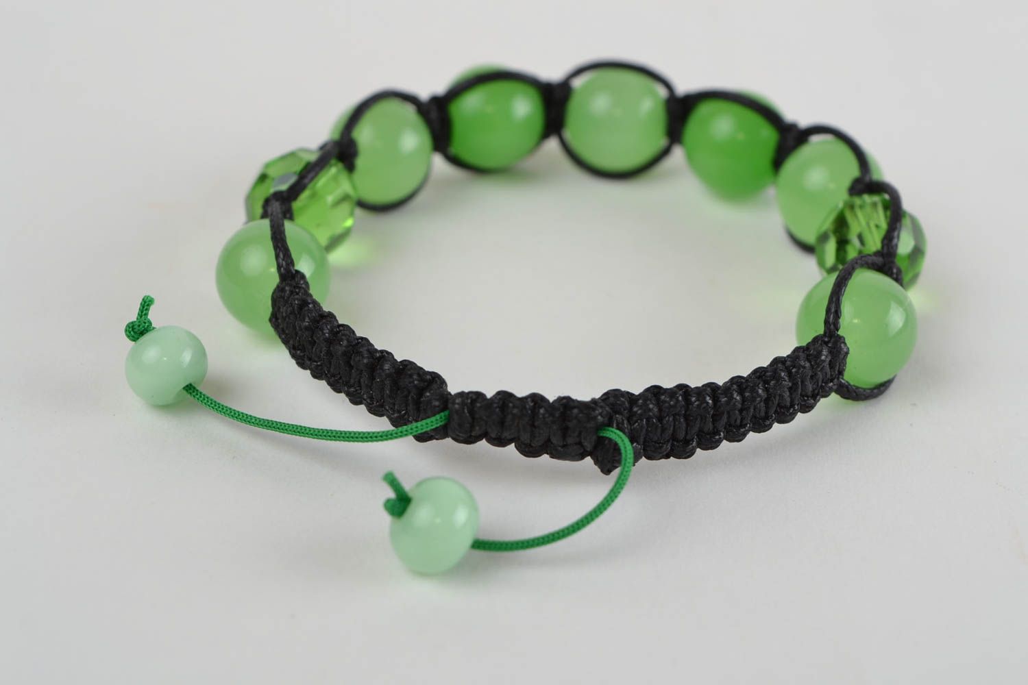 Bracelet de perles en verre tchèque vert et lacet ciré noir tressé fait main photo 6