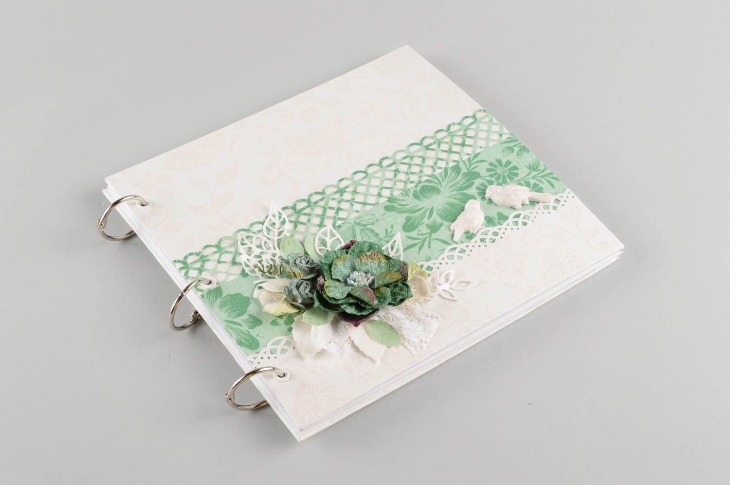 Handgemachtes Hochzeitsgästebuch aus Papier Scrapbooking Technik künstlerisch foto 2