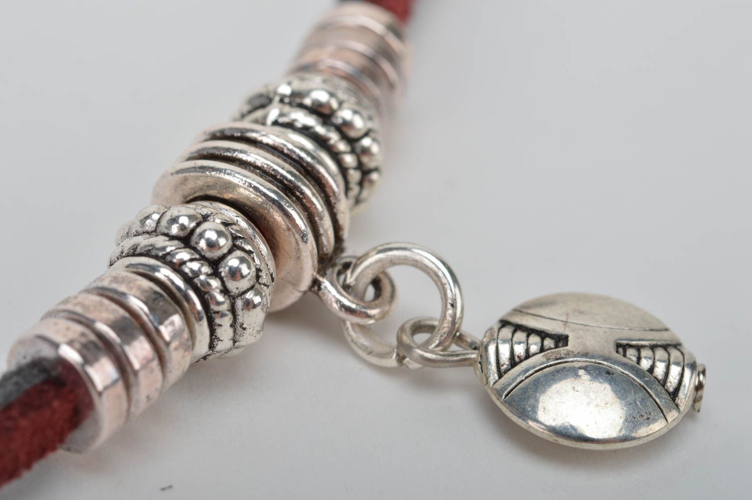 Оригинальный браслет на замшевых шнурках с бусинками ручной работы бордово серый фото 4