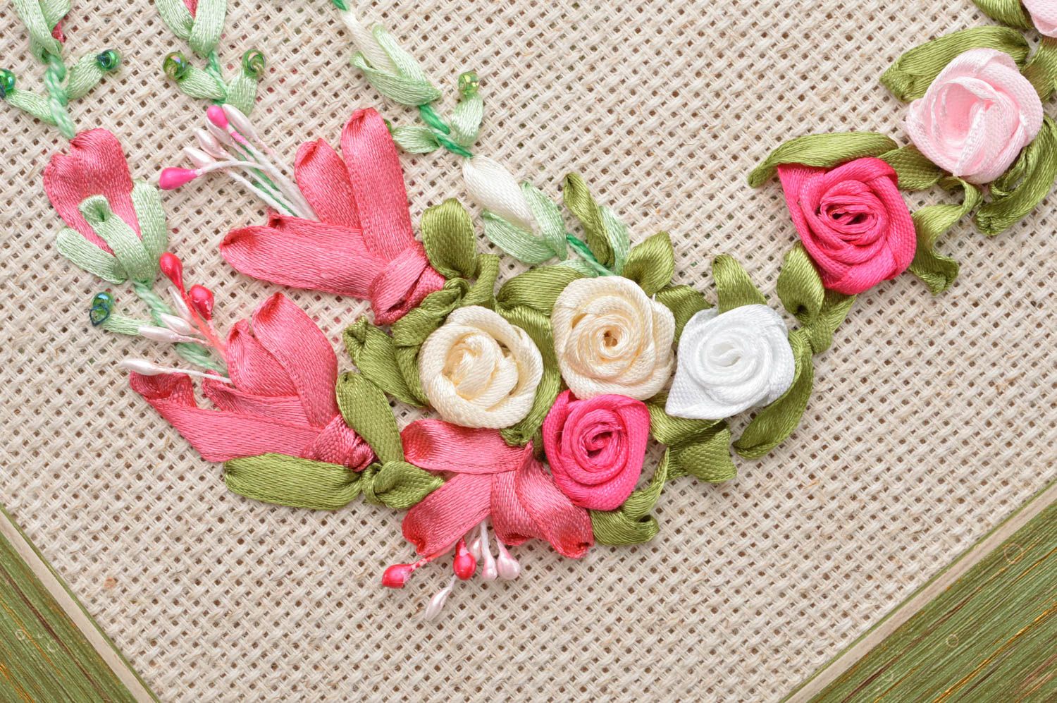 Cuadro bordado con cintas de raso artesanal enmarcado original Corazón floral foto 2