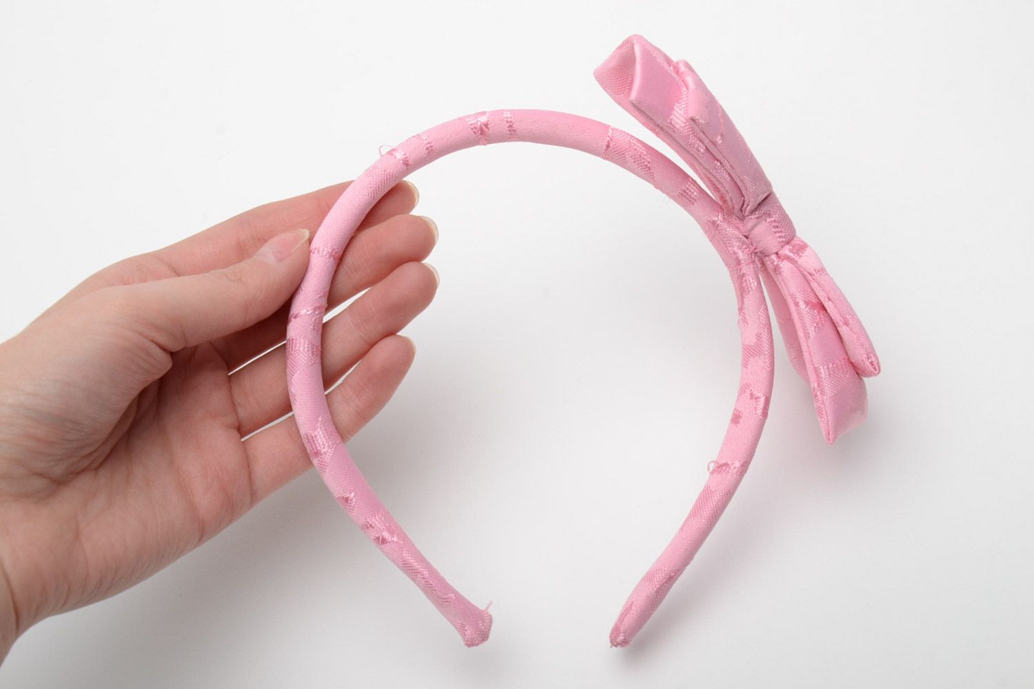 Ободок для волос ручной работы шелковый розовый с бантиком на пластиковой основе фото 5