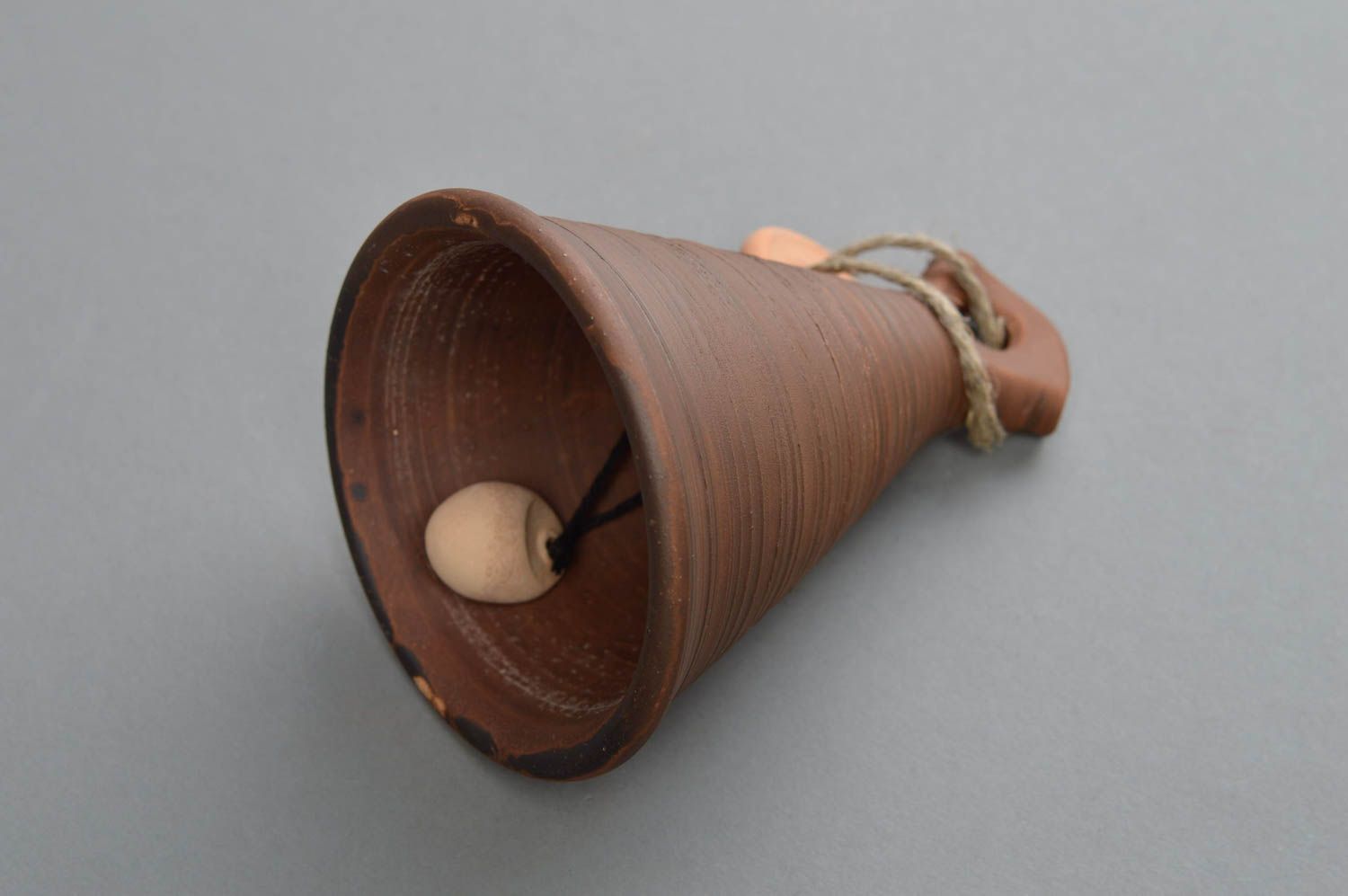 Керамический колокольчик ручной работы из красной глины на шнурке коричневый фото 4