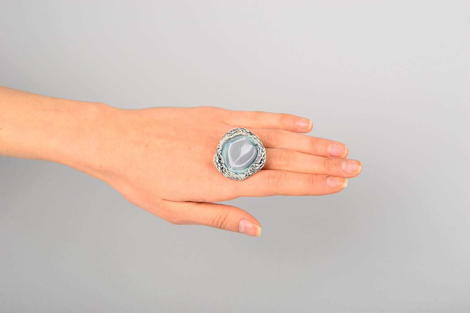 Кольцо ручной работы оригинальный подарок модное кольцо из белой глины фото 2