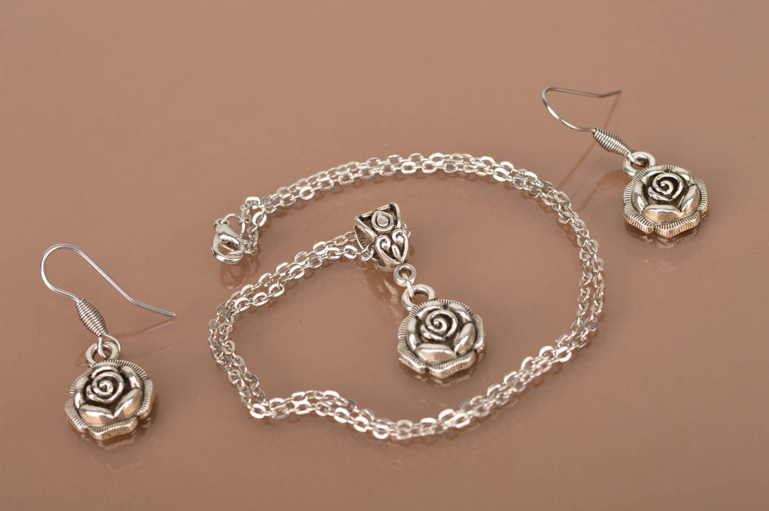 Bijoux fait main Pendentif en métal Boucles d'oreilles pendantes forme de roses photo 3