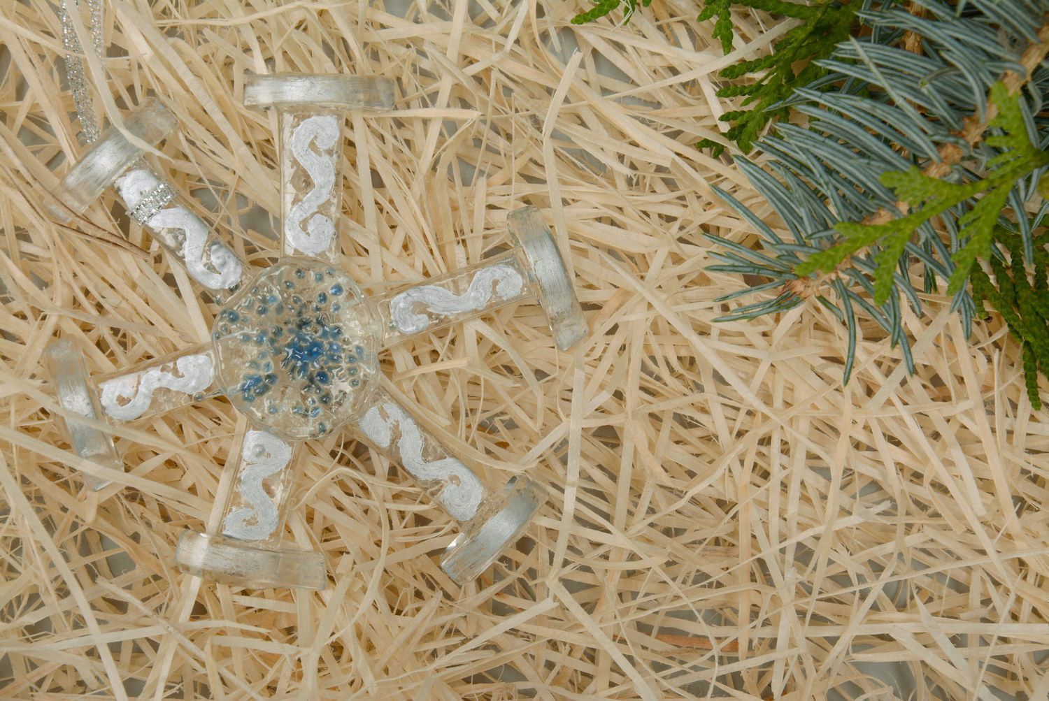 Handgemachter Weihnachtsbaumschmuck aus Glas Schneeflocke mit weißem Muster foto 1