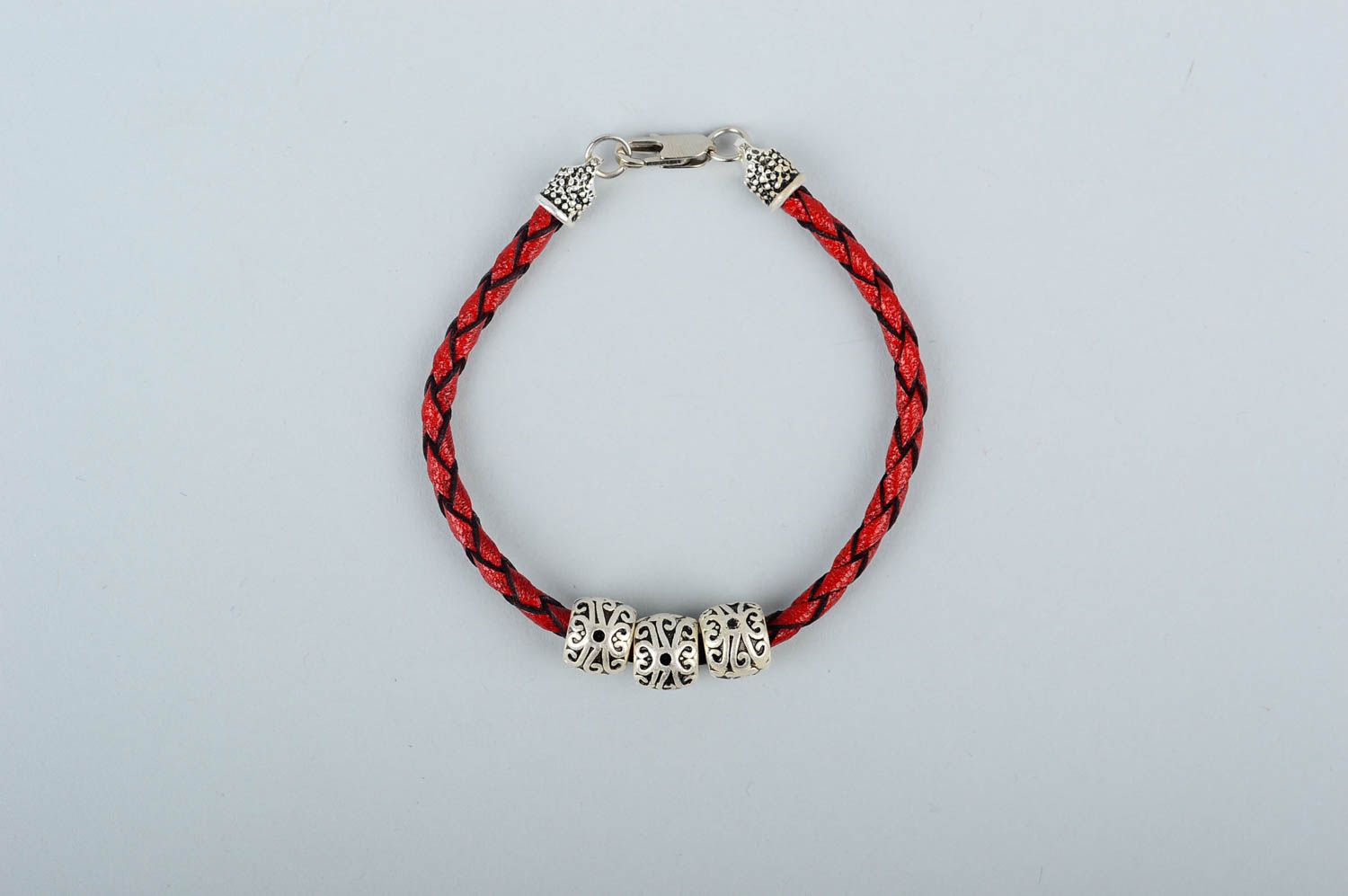 Красный кожаный браслет ручной работы украшение из кожи металла браслет на руку фото 3