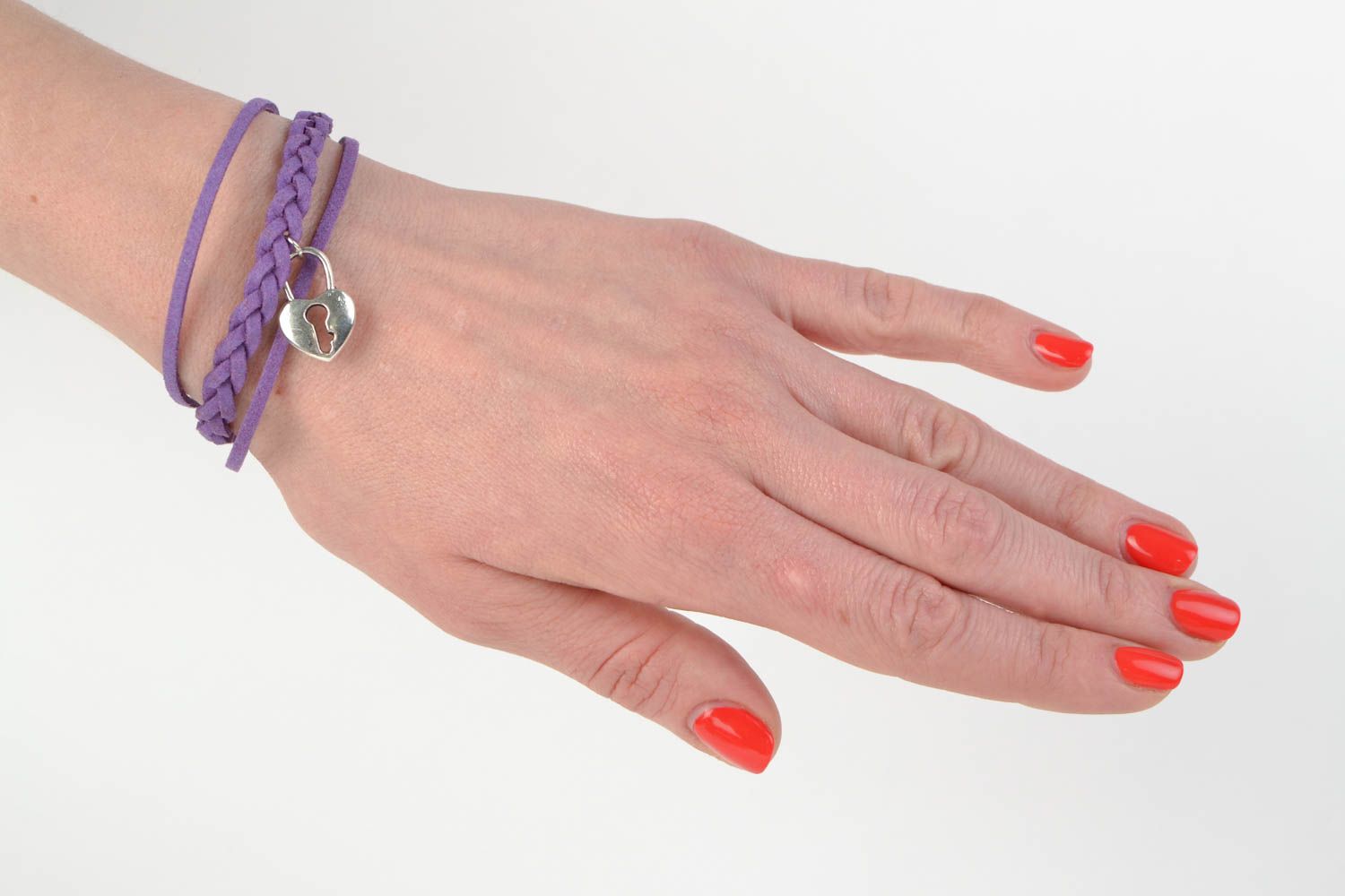 Lila Armband aus Wildleder geflochtenes Accessoire von Handarbeit mit Anhänger foto 2
